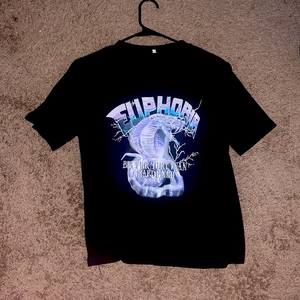 graphic tee worn only a couple times no stains